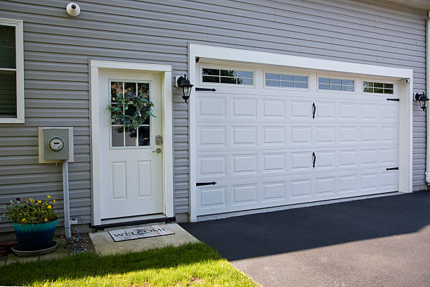 24/7 Emergency Garage Door Panel Replacement experts in Bardonia, NY